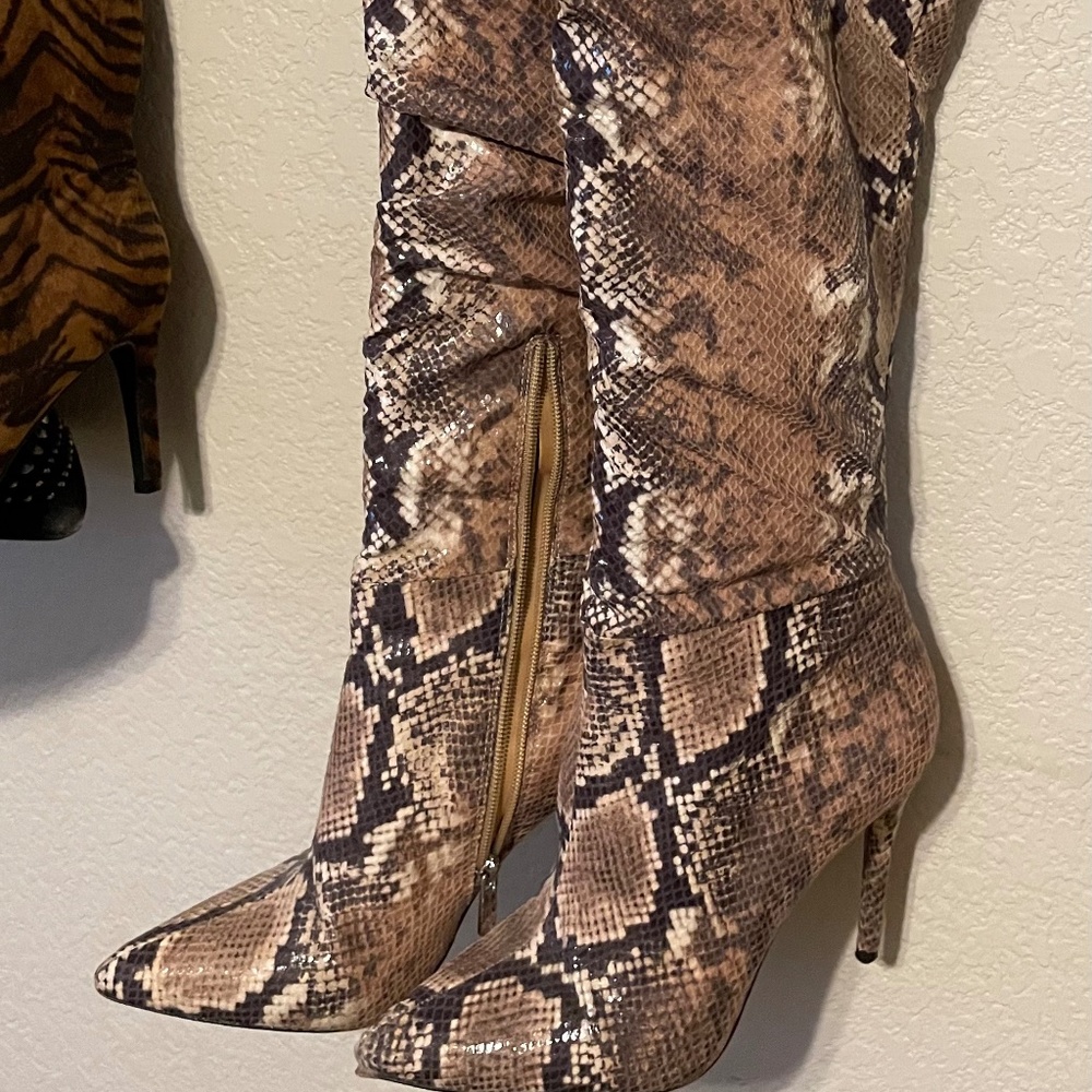 Gorgeous Faux Snakeskin Above Knee Boots Size 9/40